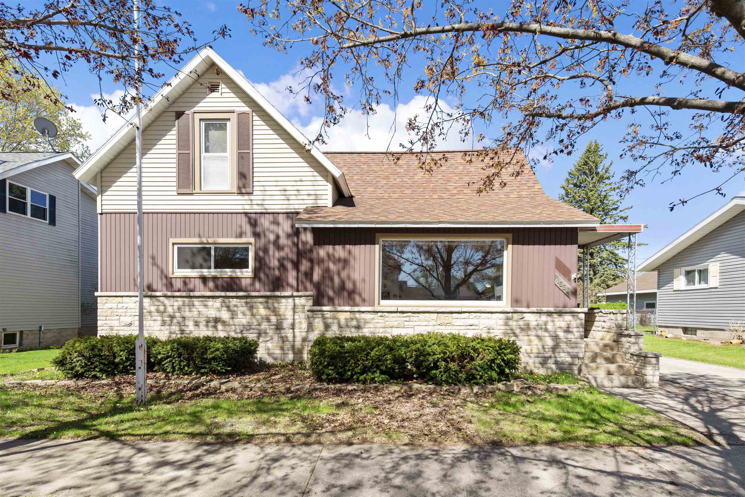 Photo 1 of 31 — 1333 OAKES Street, MARINETTE, WI 54143