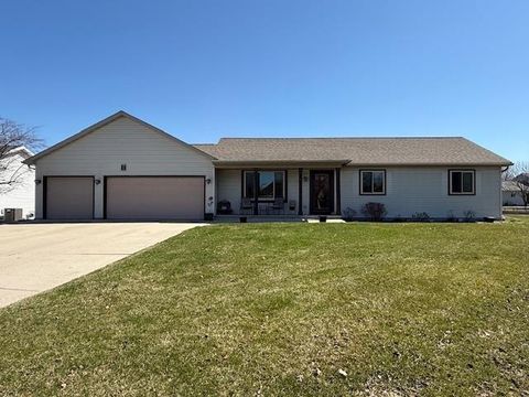Photo of 31 GREENBRIAR Court, FOND DU LAC, WI 54935 (MLS # 50323306)