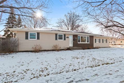 Photo of 2203 E COLLEGE Avenue, APPLETON, WI 54915 (MLS # 50319914)