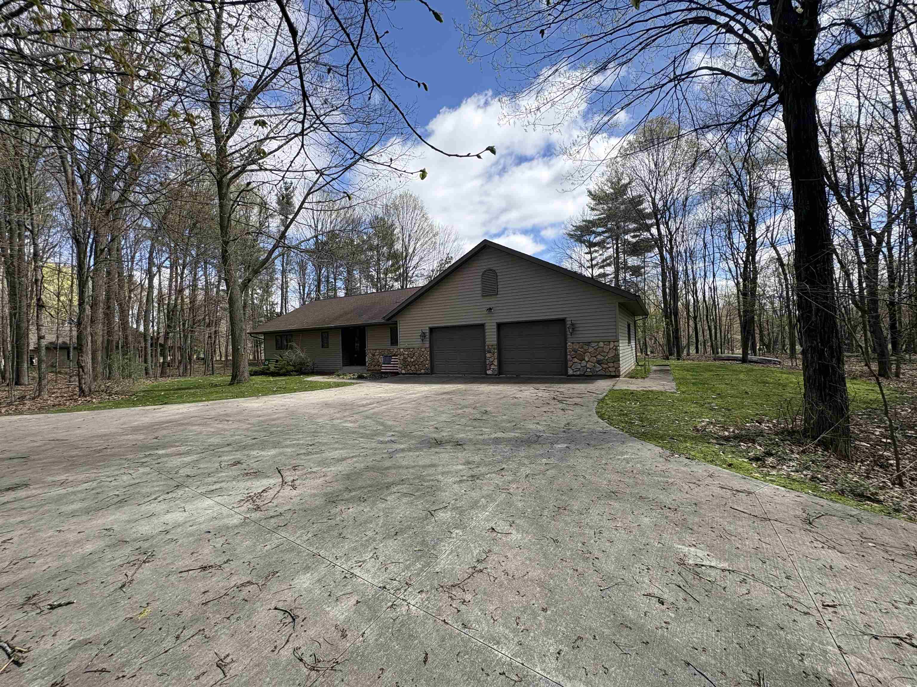 Photo 1 of 42 — W9221 AMBER Lane, CLINTONVILLE, WI 54929