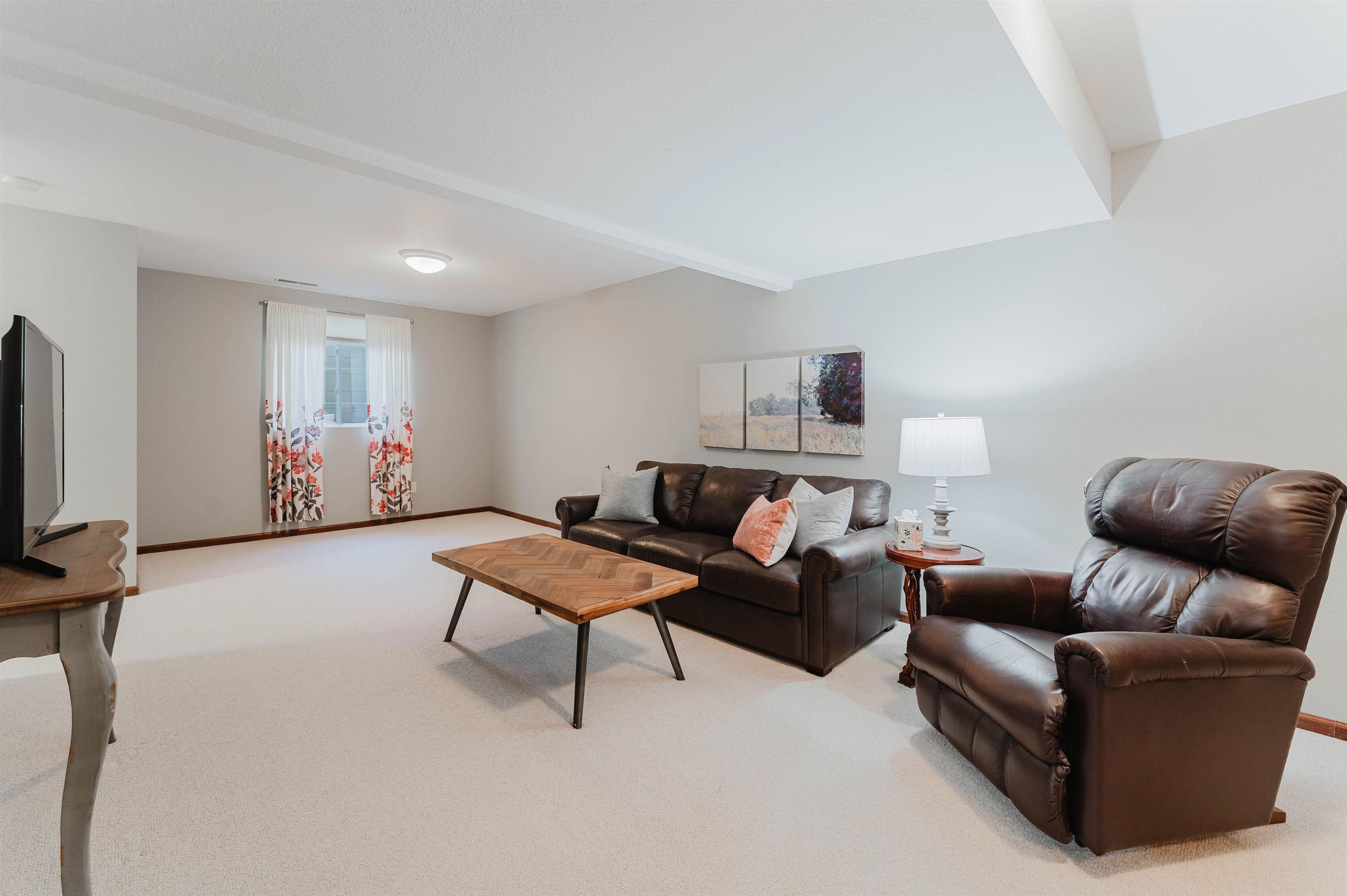485 W PACKER Avenue