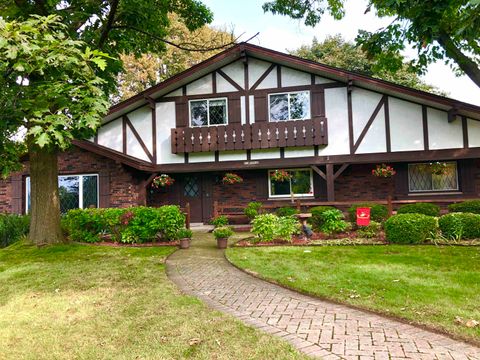 Photo of N58W26468 MOUNT DU LAC Drive, SUSSEX, WI 53089 (MLS # 50316087)