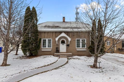 Photo of 913 DESNOYER Street, KAUKAUNA, WI 54130 (MLS # 50319521)