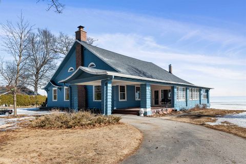 Photo of W427 OAKWOOD BEACH Road, MARINETTE, WI 54143 (MLS # 50321933)