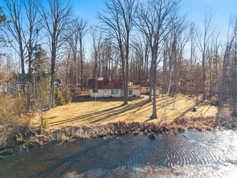 Photo of N7279 SUNSET Drive, GRESHAM, WI 54128 (MLS # 50323520)