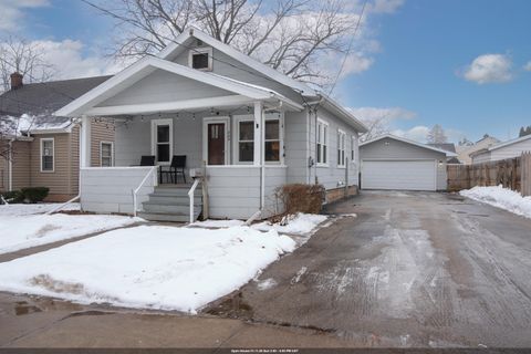 Photo of 805 7TH Street, MENASHA, WI 54952 (MLS # 50319672)