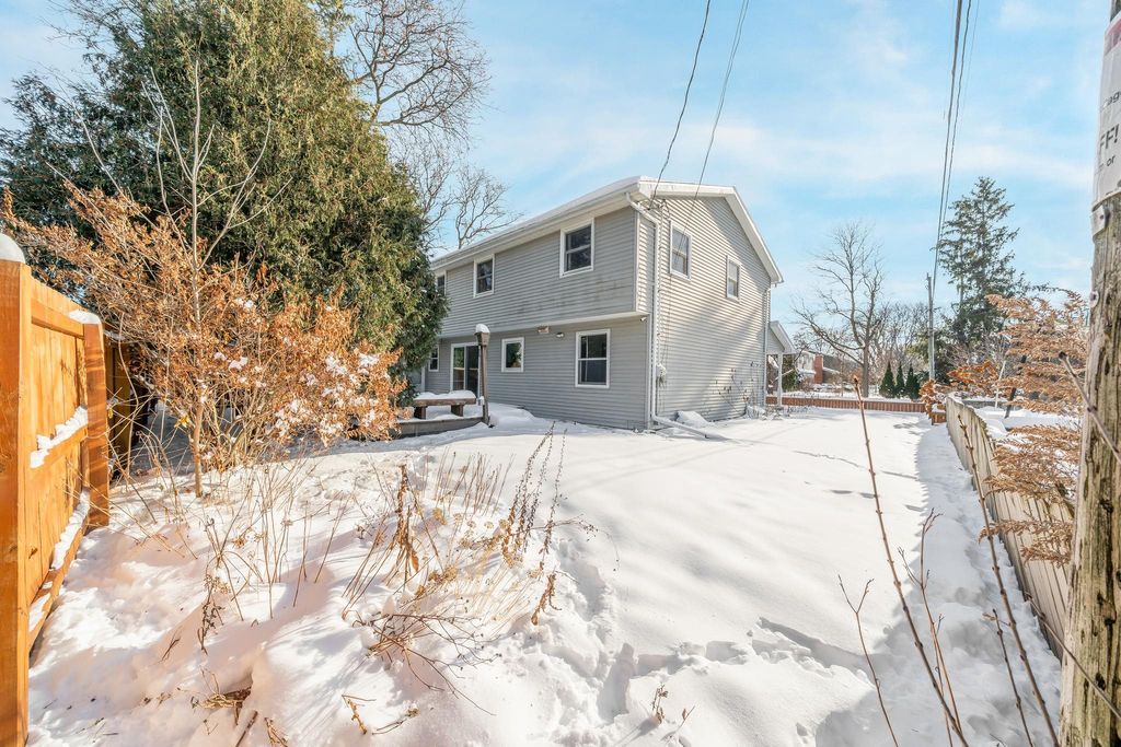 Photo of 1820 W GLENDALE Avenue, APPLETON, WI 54914 (MLS # 50319154)