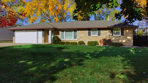 Photo of 1112 BLUE RIDGE Drive, GREEN BAY, WI 54304 (MLS # 50321913)