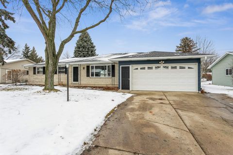 Photo of 1482 COMMANCHE Avenue, GREEN BAY, WI 54313 (MLS # 50319894)