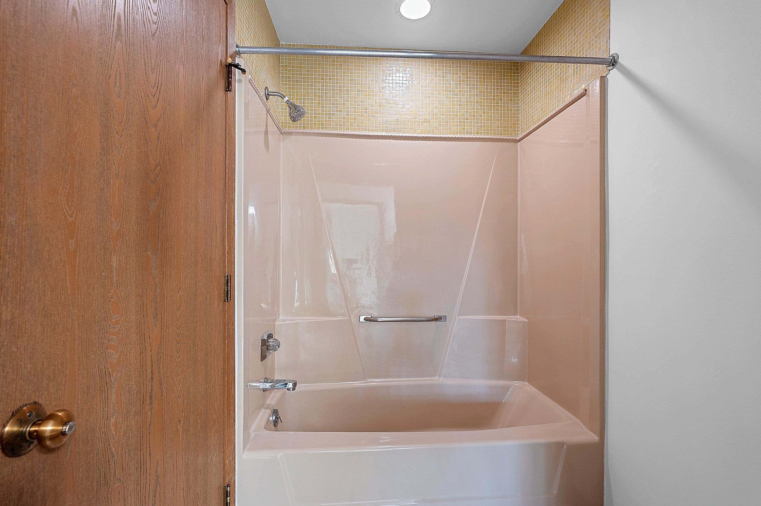 Neenah, Wisconsin 54956, United States, 2 Bedrooms Bedrooms, ,2 BathroomsBathrooms,Residential,Active,181983