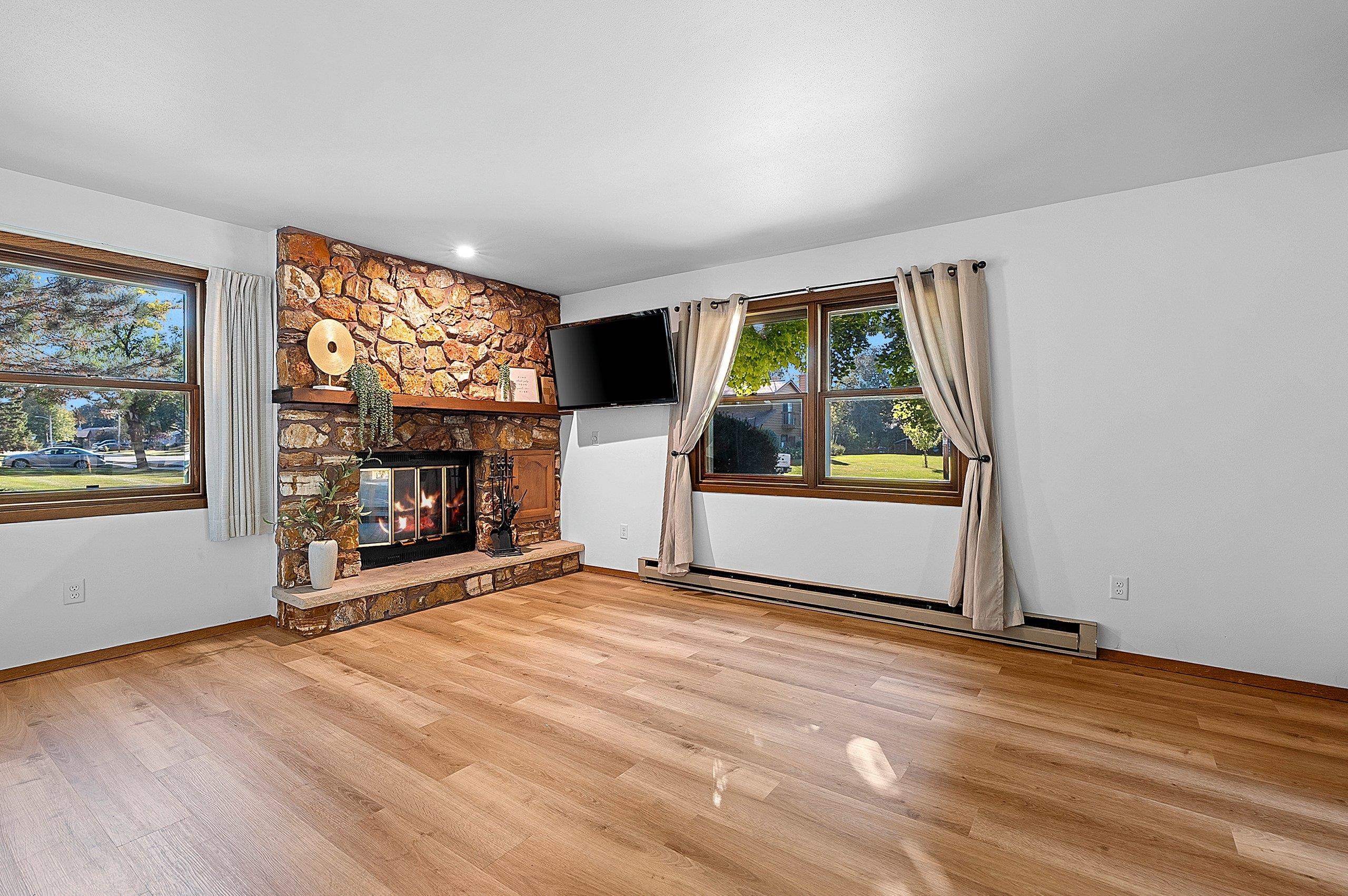 Neenah, Wisconsin 54956, United States, 2 Bedrooms Bedrooms, ,2 BathroomsBathrooms,Residential,Active,181983