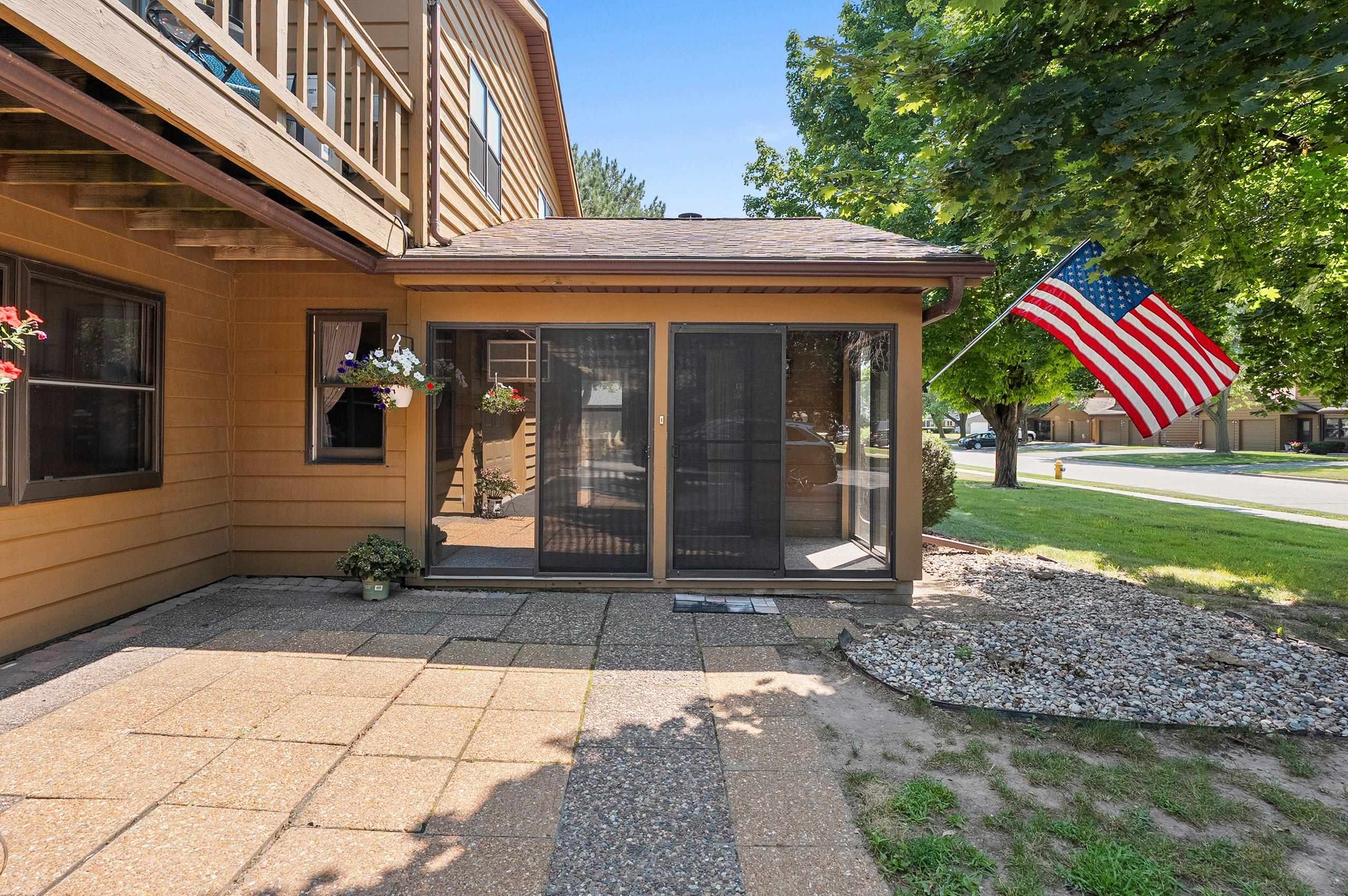 Neenah, Wisconsin 54956, United States, 2 Bedrooms Bedrooms, ,2 BathroomsBathrooms,Residential,Active,181983