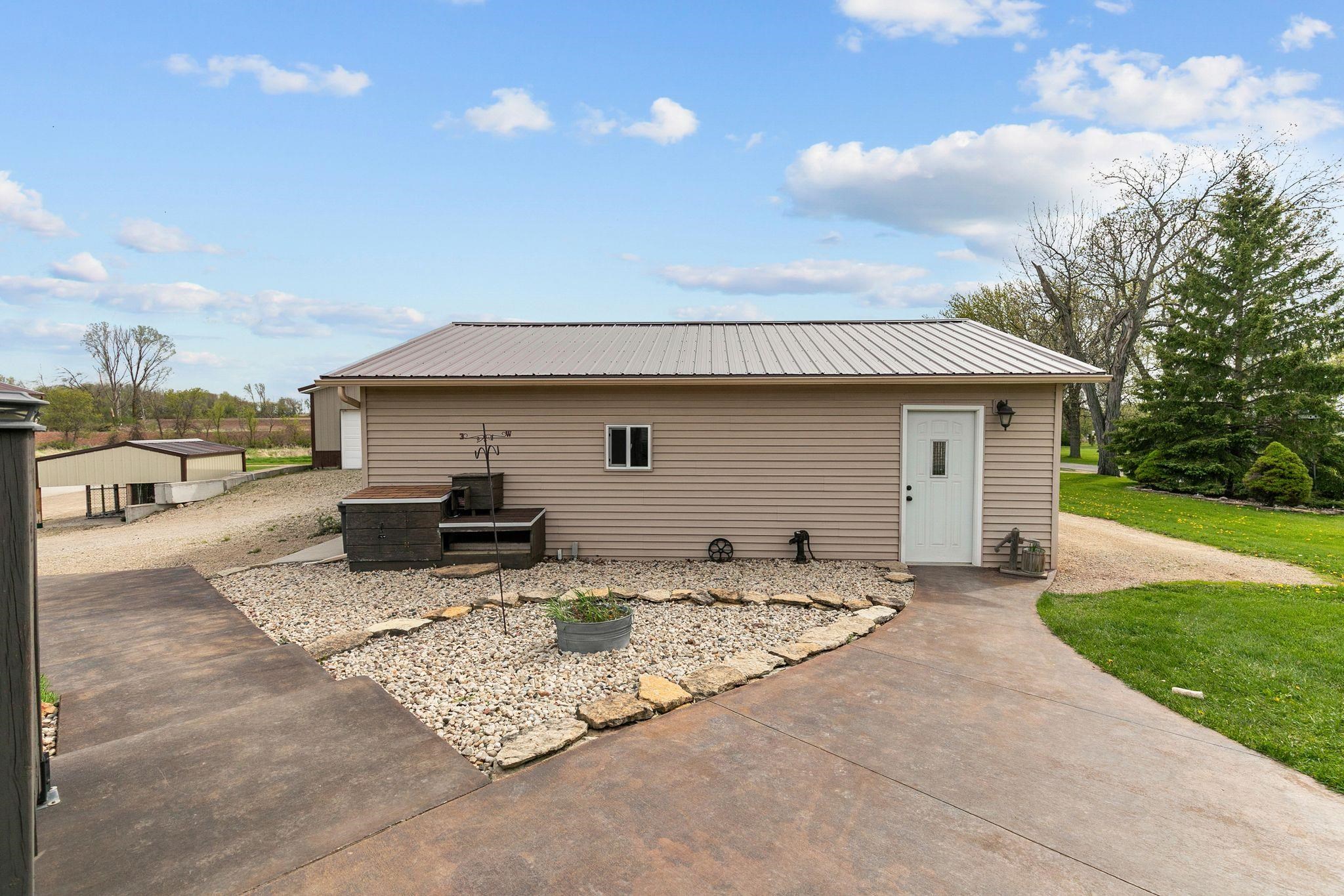 3290 QUARRY Drive