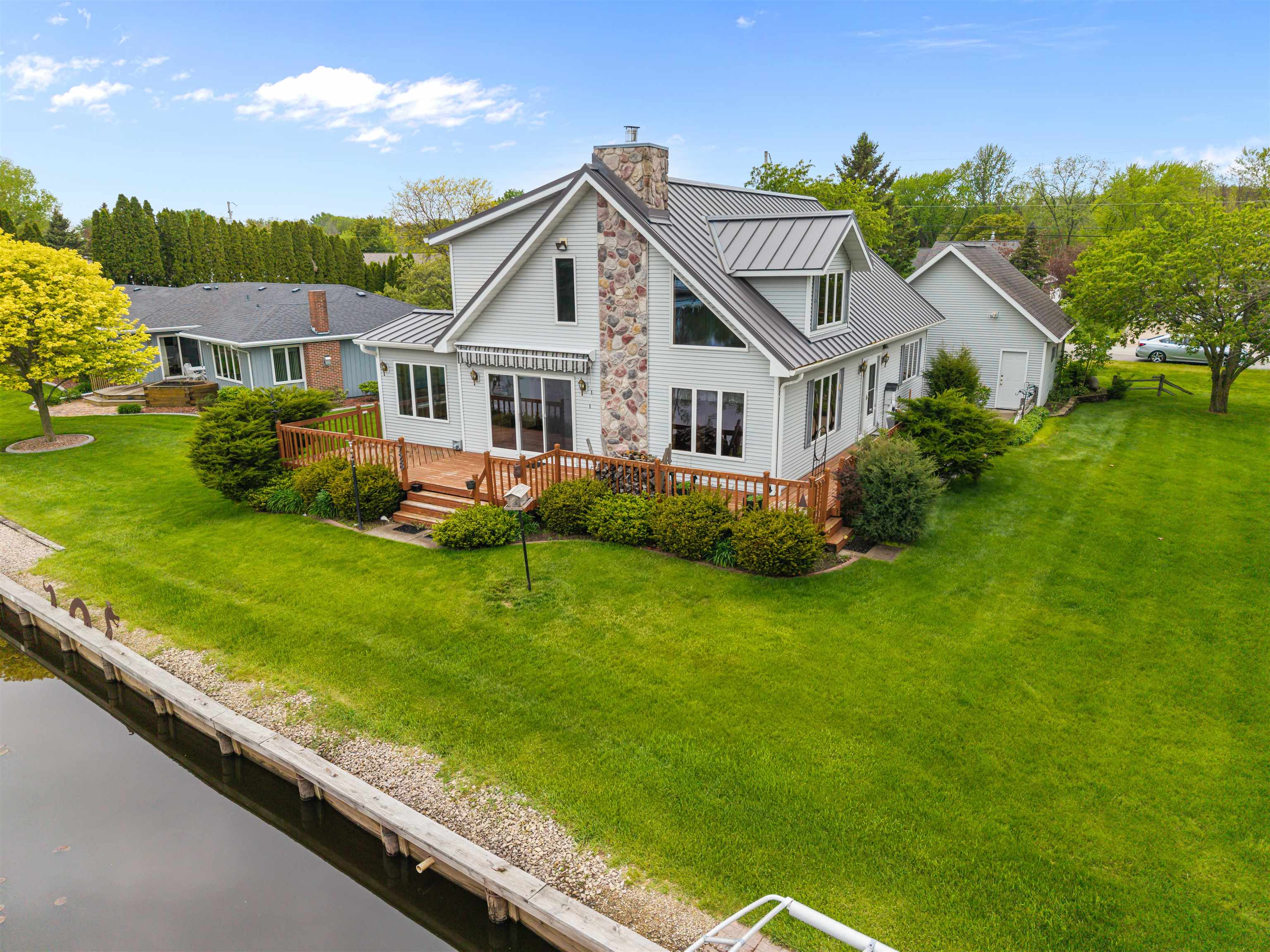 728 E RIVER Drive
