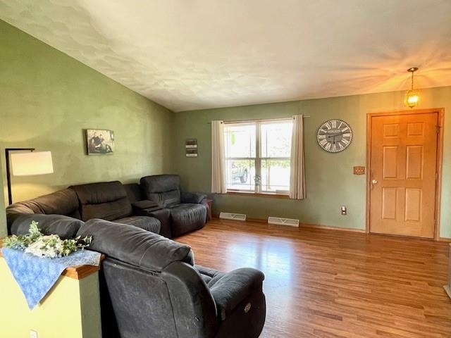 Appleton, Wisconsin 54915, United States, 3 Bedrooms Bedrooms, ,2 BathroomsBathrooms,Residential,Active,184763