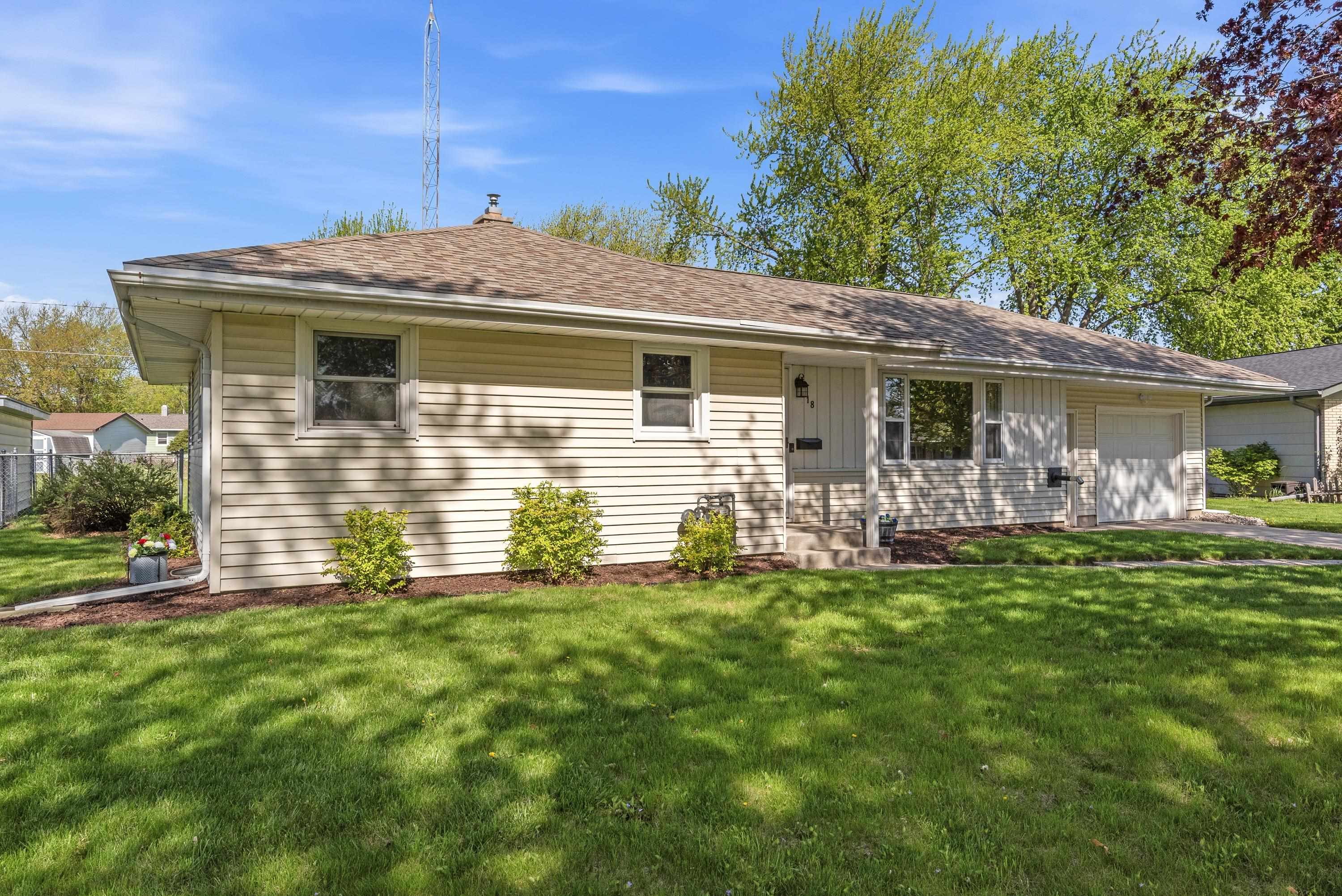 Photo 1 of 25 — 18 N ST JOSEPHS Lane, FOND DU LAC, WI 54935