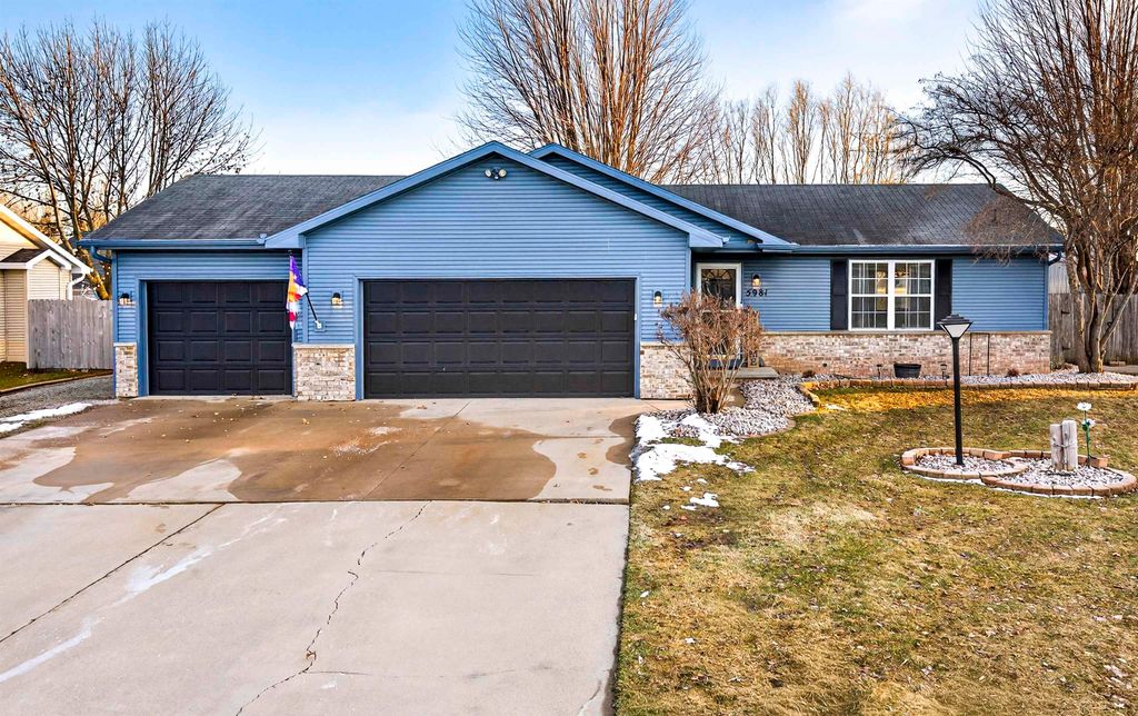 Photo of W5981 WOODSEDGE Court, APPLETON, WI 54915 (MLS # 50321700)