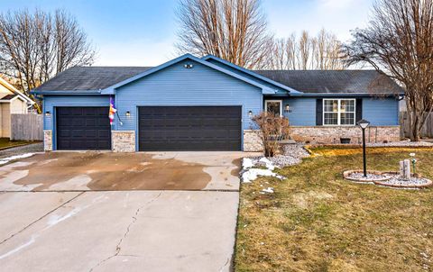 Photo of W5981 WOODSEDGE Court, APPLETON, WI 54915 (MLS # 50321700)