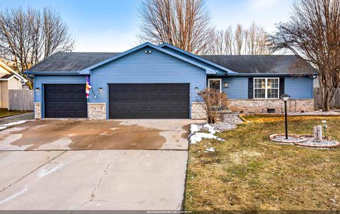 Photo of W5981 WOODSEDGE Court, APPLETON, WI 54915 (MLS # 50321700)