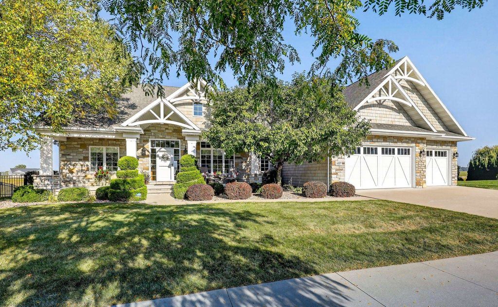 Photo of 5667 N SUMMERLAND Street, APPLETON, WI 54913 (MLS # 50321721)