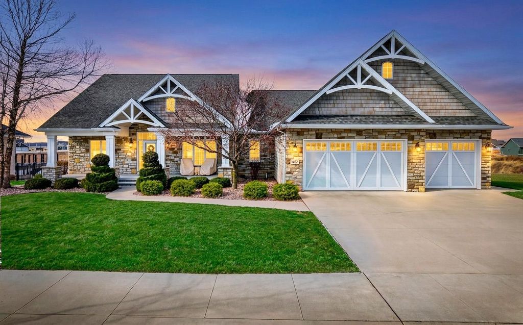 Photo of 5667 N SUMMERLAND Street, APPLETON, WI 54913 (MLS # 50321721)