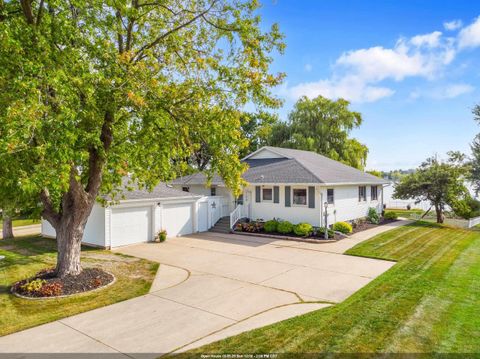 Photo of 2159 EARLY Street, GREEN BAY, WI 54304 (MLS # 50316134)