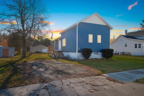 Photo of 608 5TH Street, OCONTO, WI 54153 (MLS # 50318341)