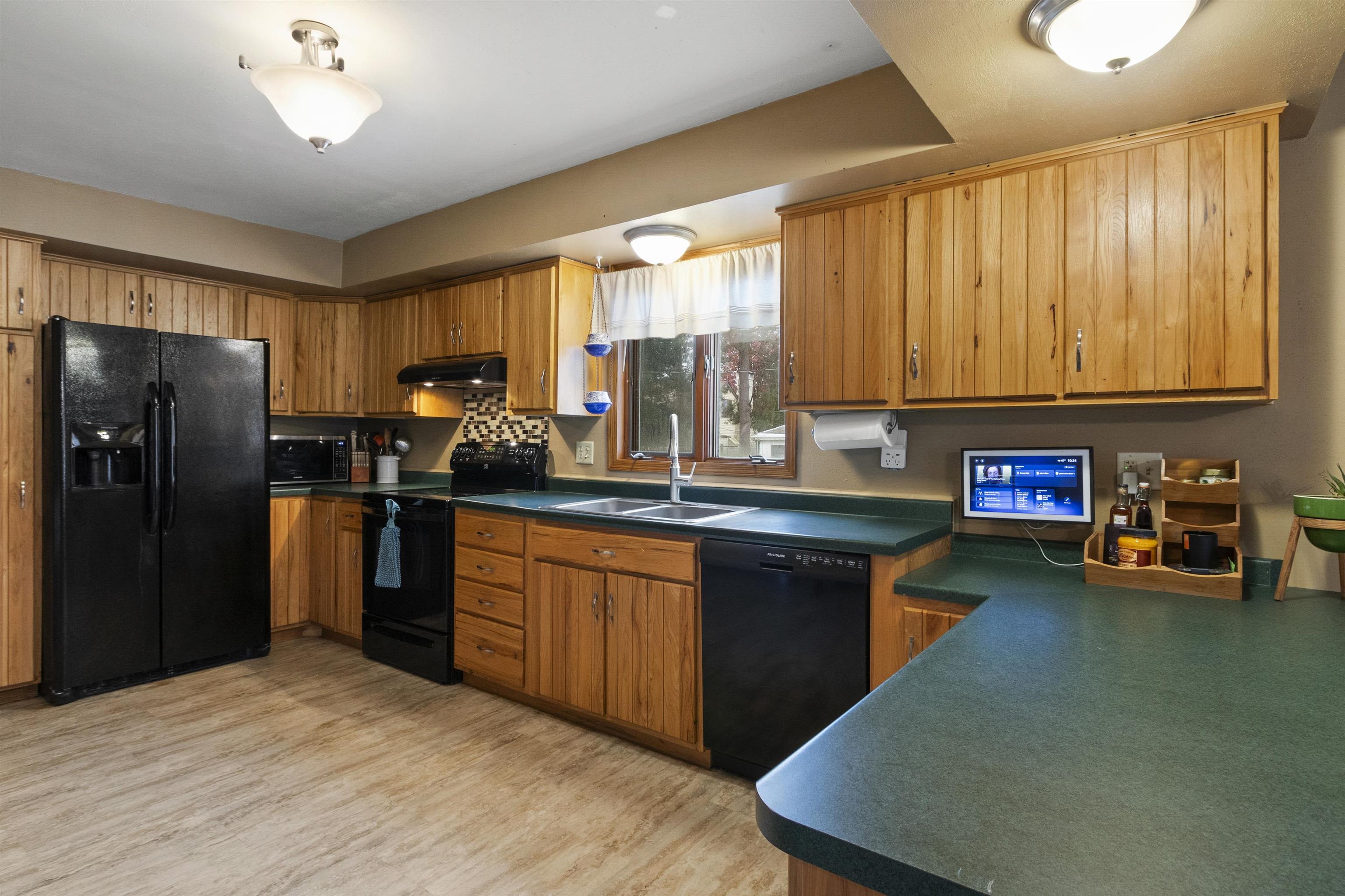 Shawano, Wisconsin 54166, United States, 3 Bedrooms Bedrooms, ,3 BathroomsBathrooms,Residential,Active,234551