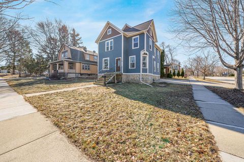 Photo of 502 CASS Street, GREEN BAY, WI 54301 (MLS # 50322254)