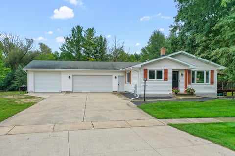 Photo of 302 HILL Road, ROSENDALE, WI 54974 (MLS # 50332950)