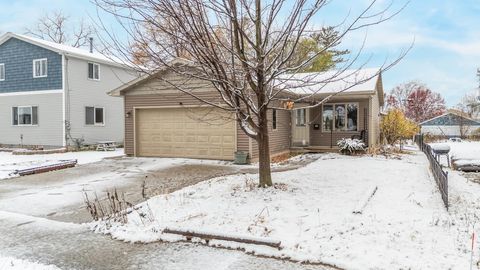 Photo of 1431 POWERS Street, OSHKOSH, WI 54901 (MLS # 50318393)