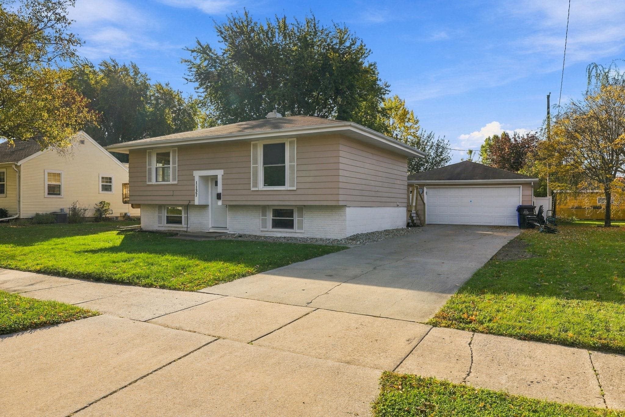 1137 W BELL Avenue