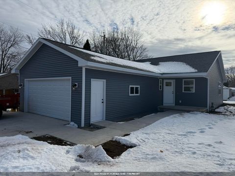 Photo of 1109 E MURDOCK Avenue, OSHKOSH, WI 54901 (MLS # 50319385)