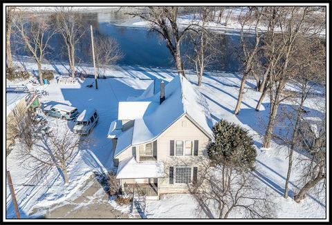 Photo of 211 E WOLF RIVER Avenue, NEW LONDON, WI 54961 (MLS # 50314818)