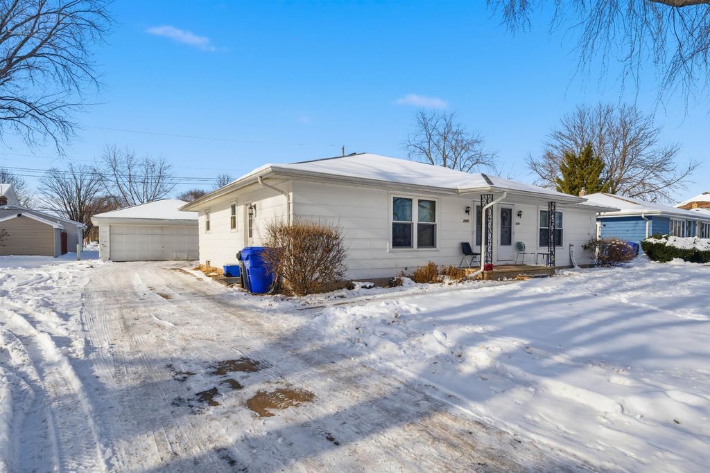 Photo of 2325 N BALLARD Road, APPLETON, WI 54911 (MLS # 50319052)