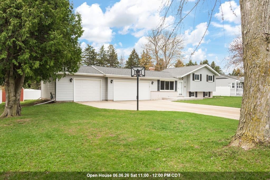 Photo 1 of 38 — 2615 BAYPORT Lane, GREEN BAY, WI 54313