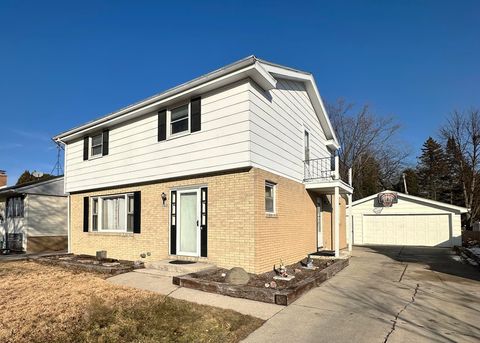 Photo of 3321 N 8TH Street, SHEBOYGAN, WI 53083 (MLS # 50321174)