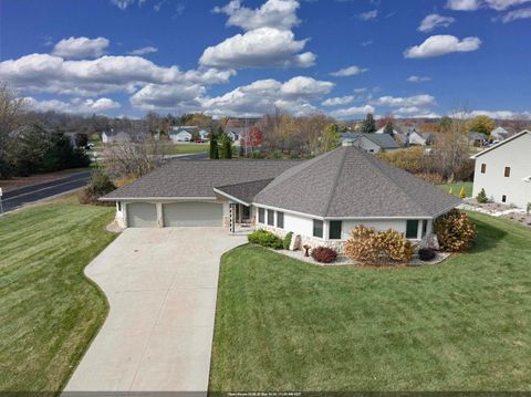 Photo of 1690 GATEWAY MEADOWS Lane, NEENAH, WI 54956 (MLS # 50321827)