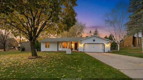 Photo of 2925 DEVROY Lane, GREEN BAY, WI 54313 (MLS # 50319592)