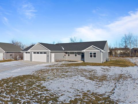 Photo of 4372 LAKELAND Drive, OSHKOSH, WI 54904 (MLS # 50320769)