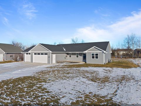 Photo of 4372 LAKELAND Drive, OSHKOSH, WI 54904 (MLS # 50320769)