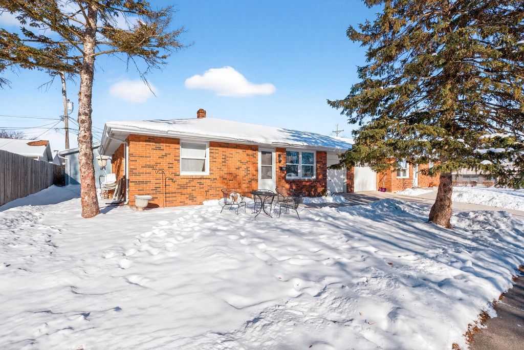 Photo of 804 W LINDBERGH Street, APPLETON, WI 54914 (MLS # 50319051)