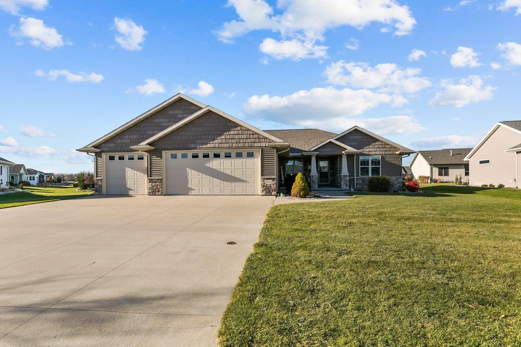 Photo of 2712 W FALLEN OAK Drive, APPLETON, WI 54913 (MLS # 50318242)