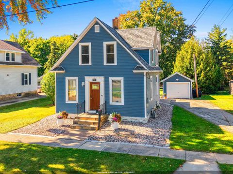 Photo of 401 VAN Street, NEENAH, WI 54956 (MLS # 50316097)