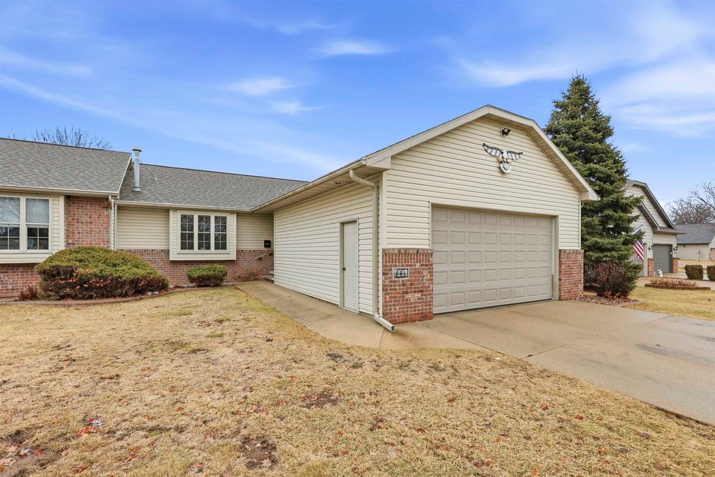 Photo of 22 SPENCER VILLAGE Court, APPLETON, WI 54914 (MLS # 50321980)