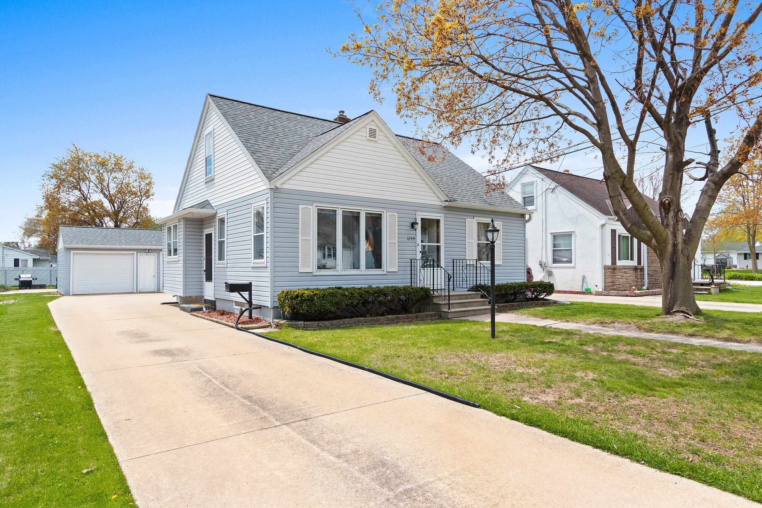 Photo 1 of 37 — 1299 DESNOYERS Street, GREEN BAY, WI 54303