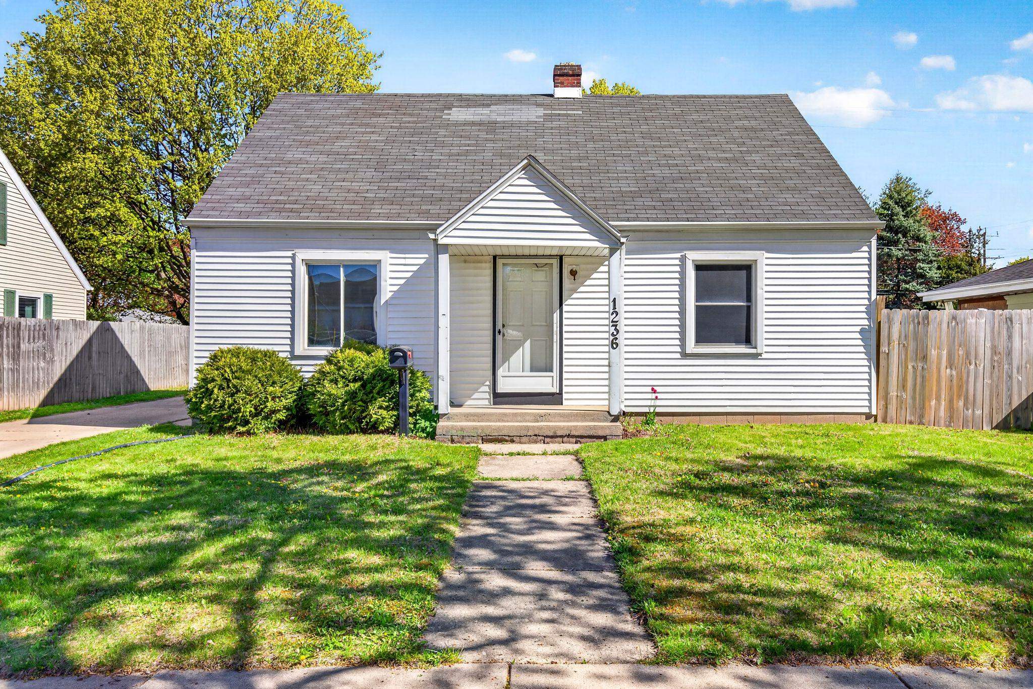 Photo 1 of 42 — 1236 E GLENDALE Avenue, APPLETON, WI 54911