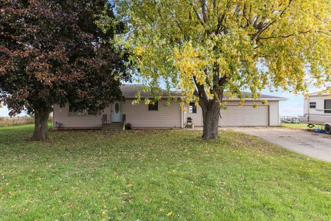 Photo of 6682 HILLTOP Road, OSHKOSH, WI 54904 (MLS # 50317298)