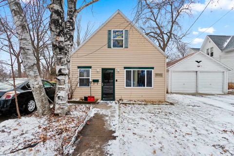 Photo of 1472 CHICAGO Street, GREEN BAY, WI 54301 (MLS # 50320114)