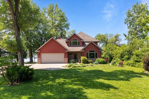 Photo of 2740 MARINE Drive, OSHKOSH, WI 54901 (MLS # 50306073)